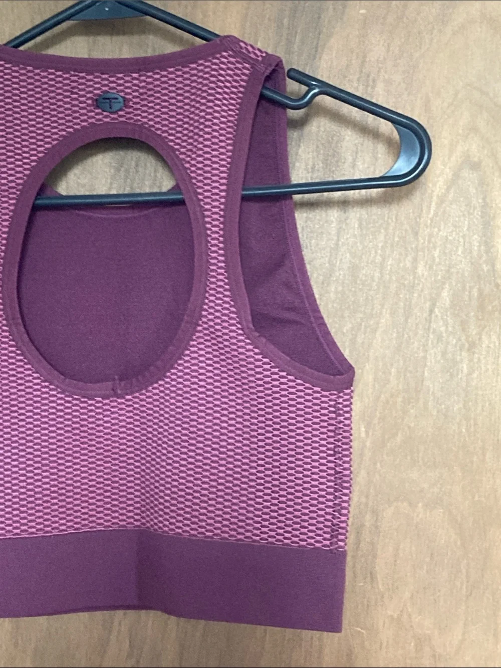 Tahari sport bubble knit keyhole sports bra top S / M